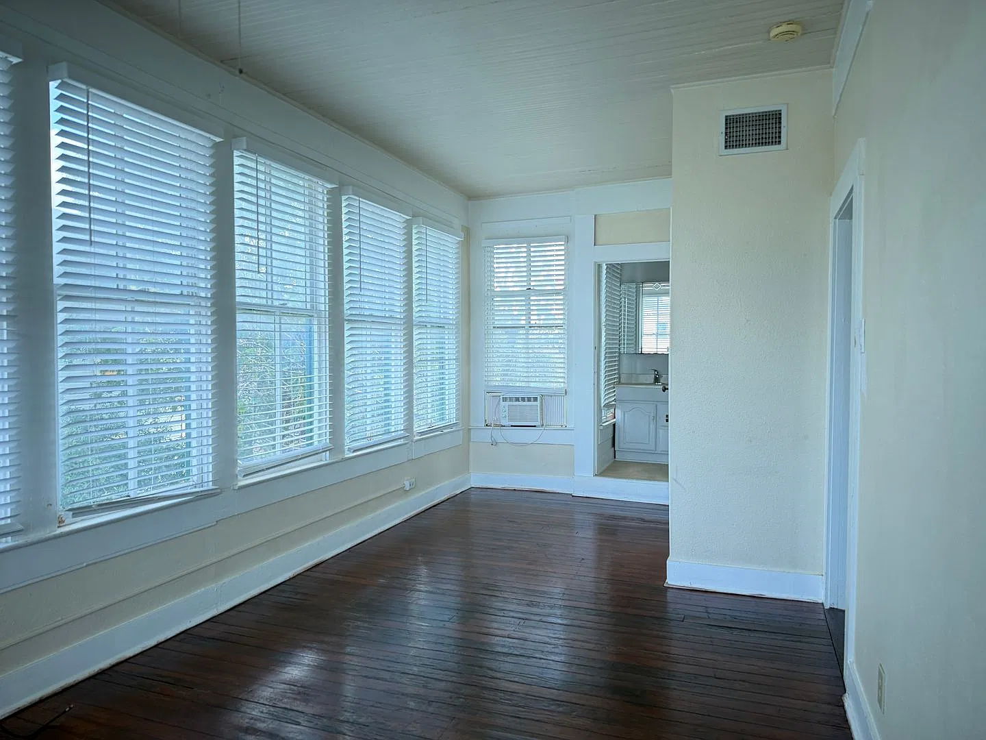 324 W Magnolia — Photo 4