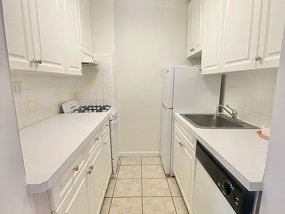 4th image of 512 E 80th St APT 18