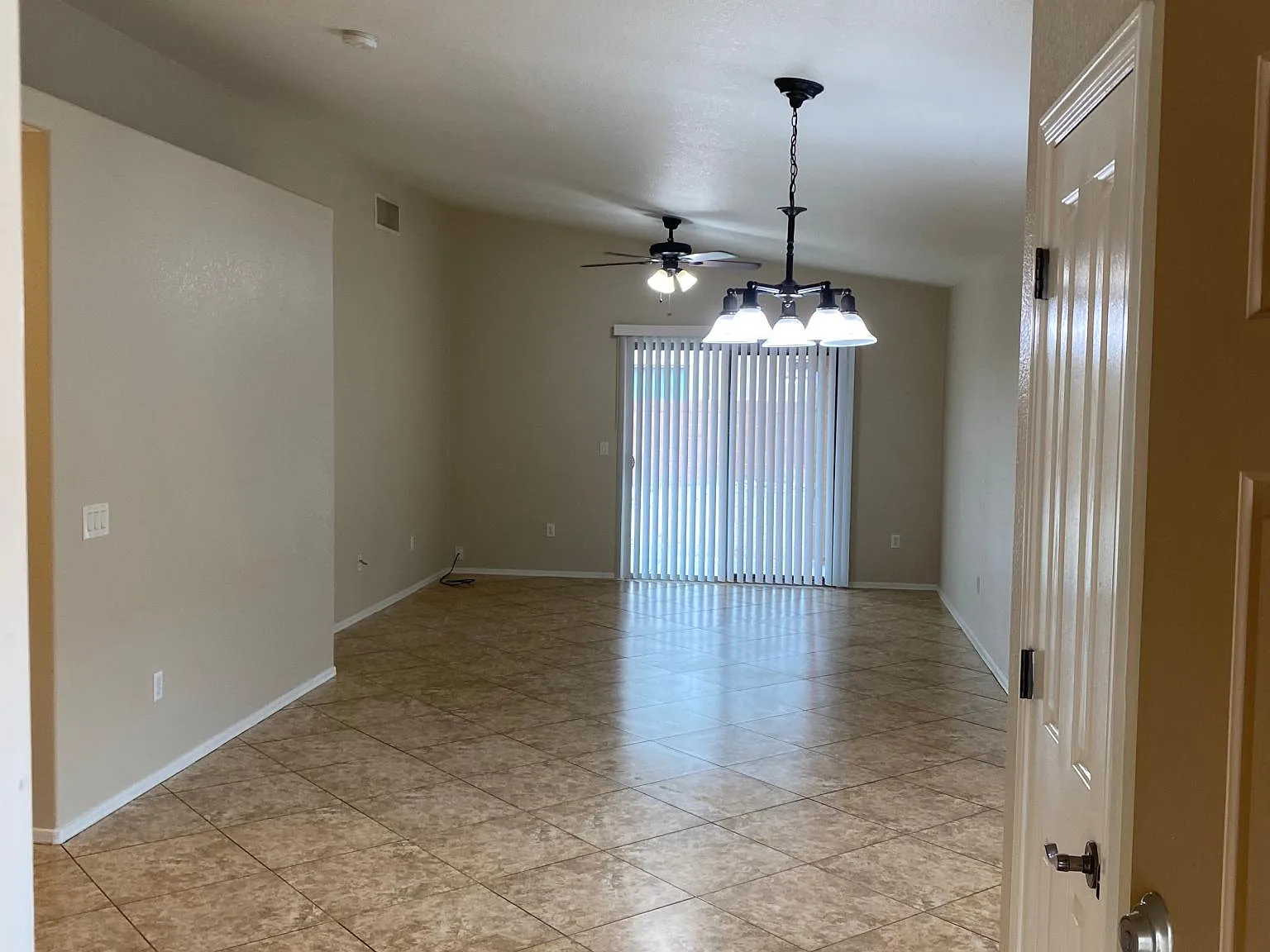 7353 E Weeping Willow Dr — Photo 2