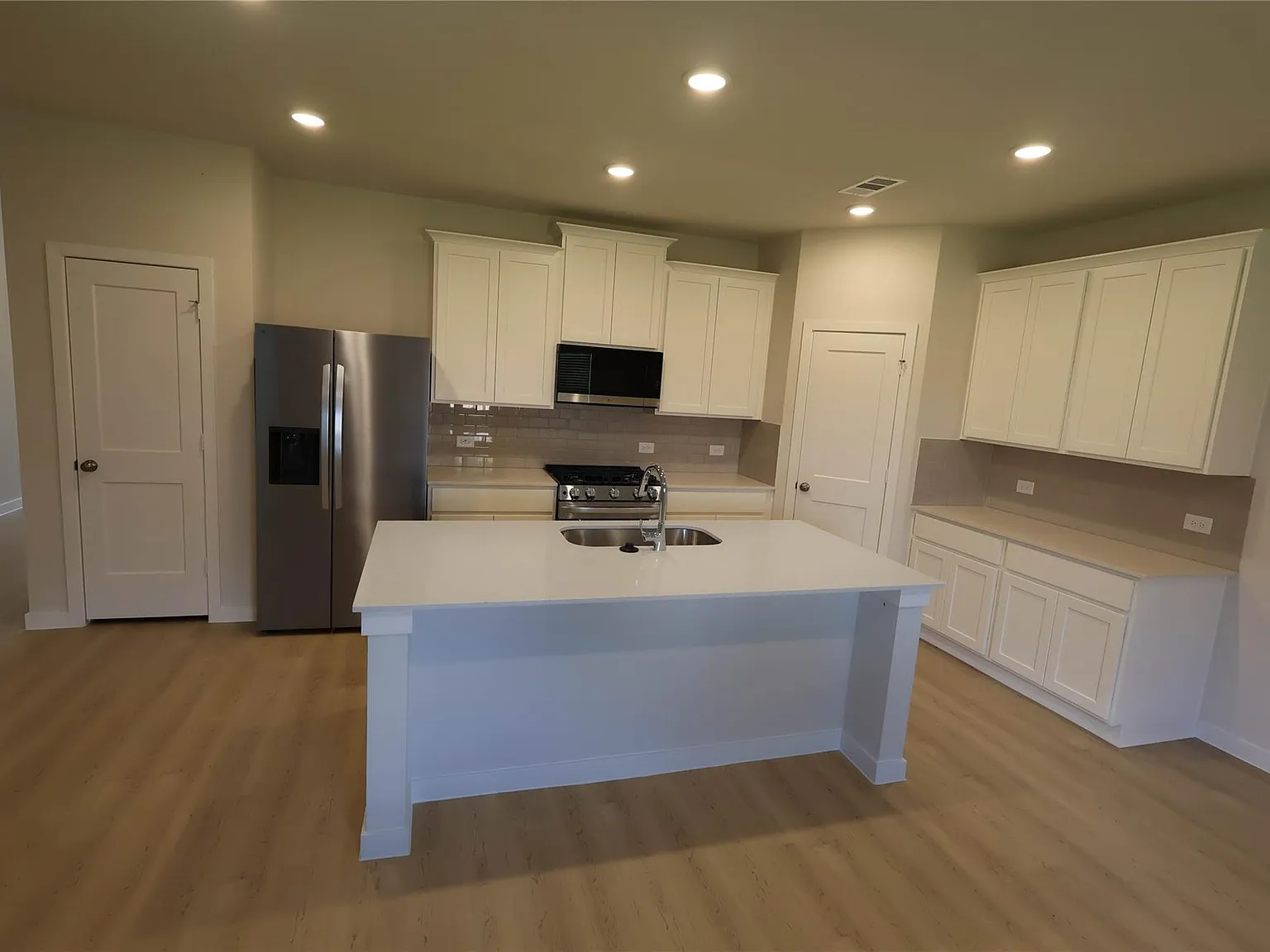 4 bed, 2.5 bath, 1897 sqft, $2,200 — Photo 4