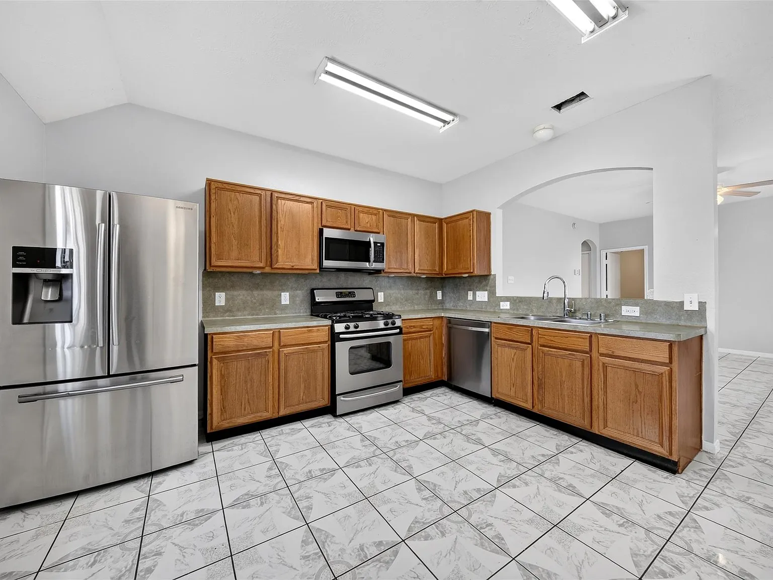 3 bed, 2.0 bath, 1270 sqft, $1,850 — Photo 2
