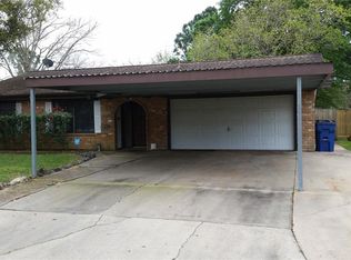 808 N Plantation Dr, Angleton, TX 77515