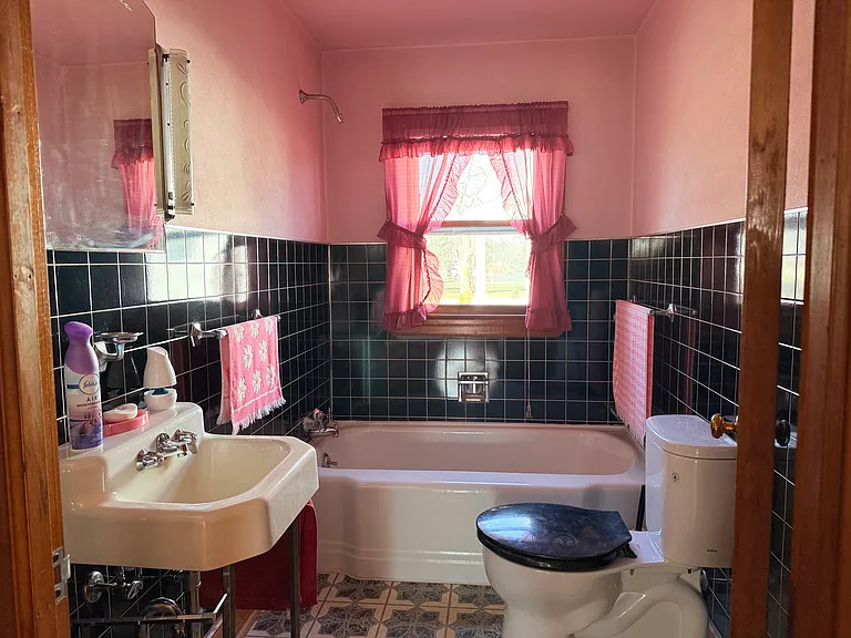 672 N Bedford St — Photo 3