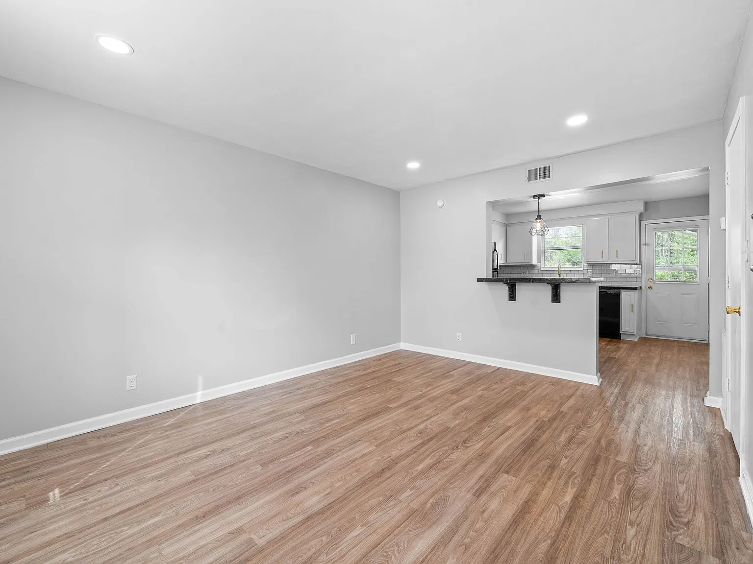 2 bed, 1.5 bath, 942 sqft, $999 — Photo 4