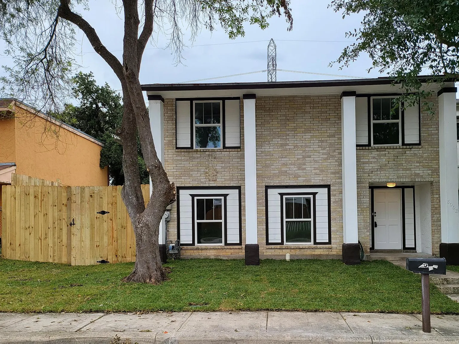 3 bed, 2.5 bath, 1988 sqft, $1,685 — Photo 1