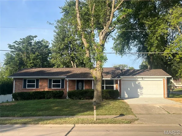 2647 Country Club Rd, Saint Charles, MO 63303