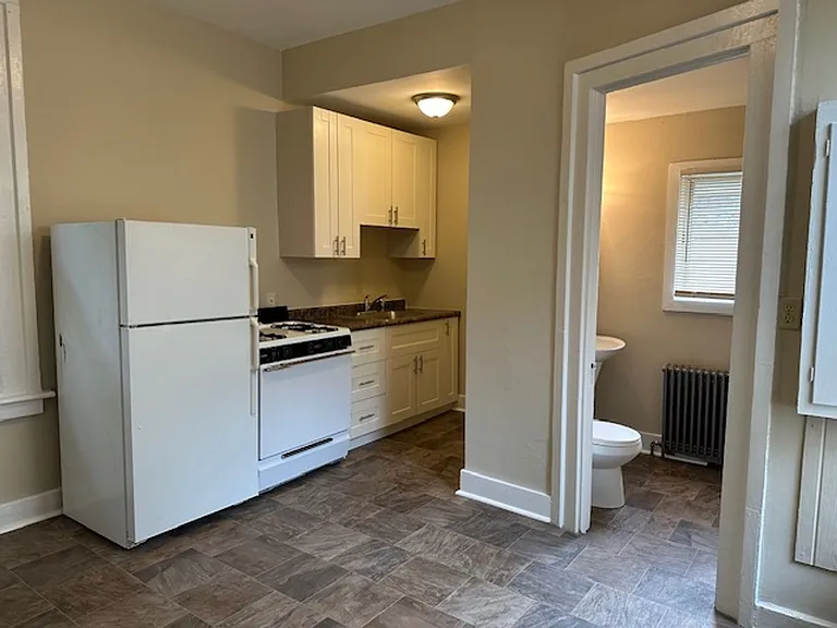 7/1 - $1545 2 BR, 1 BA with Heat, 3 blocks from UWM- 2943 N Bartlett — Photo 4
