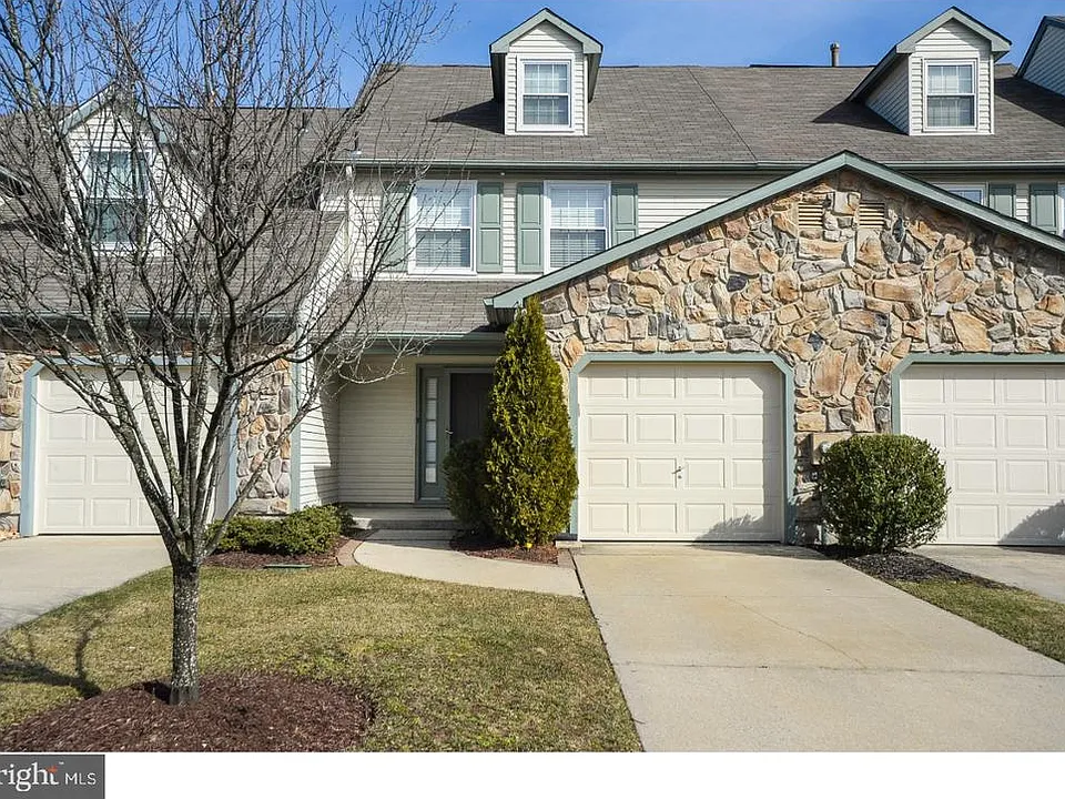 102 Hazelwood Ln