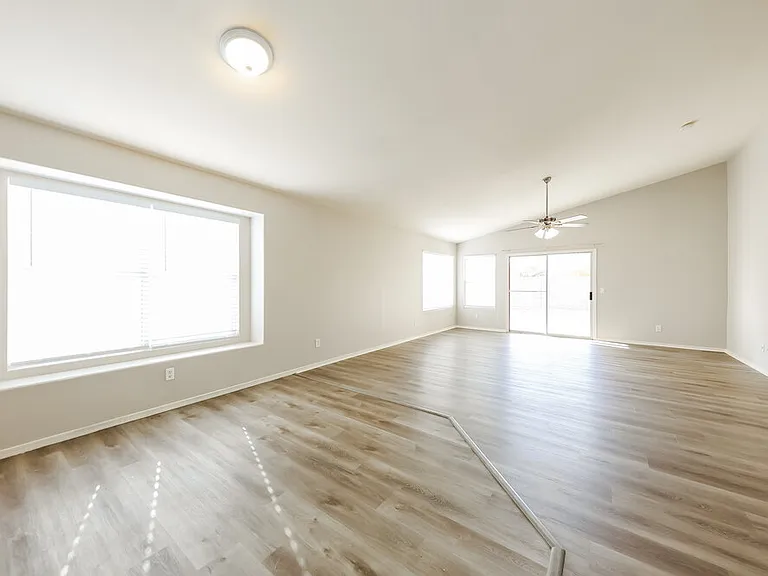 9631 W Clara Ln — Photo 6