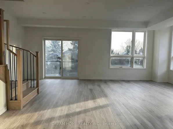 22 Lytham Green Cir #12, Newmarket, ON L3Y 0E1