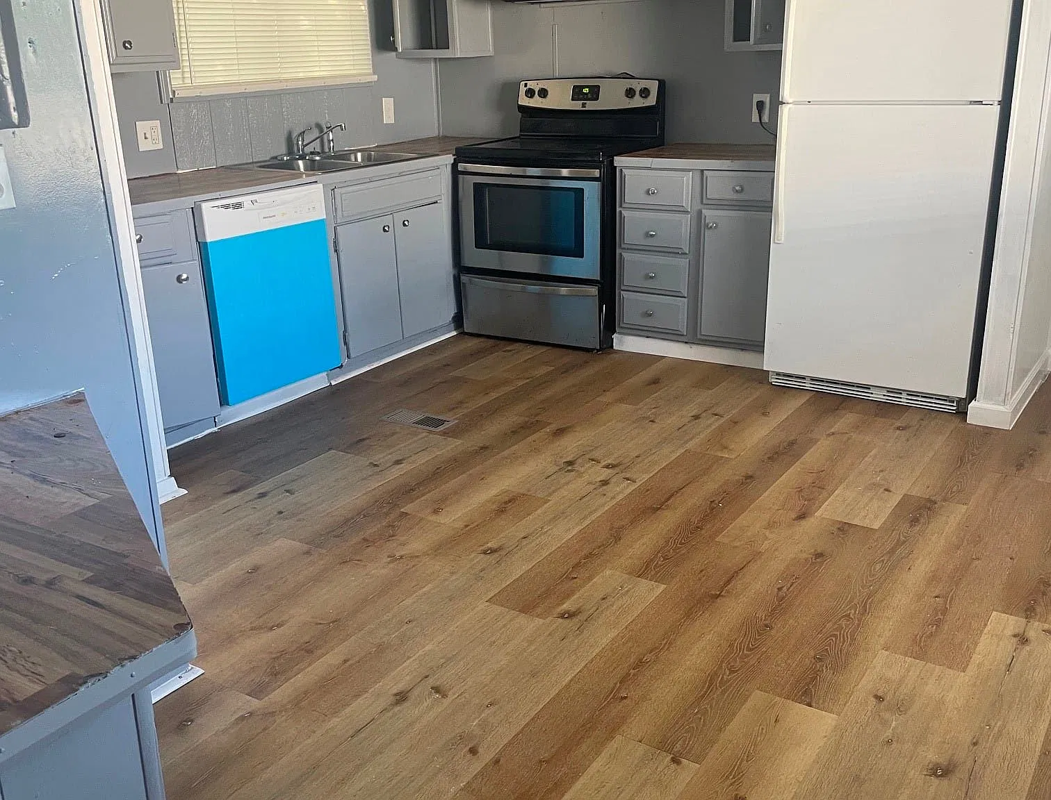 3 bed, 2.0 bath, 988 sqft, $1,300 — Photo 3