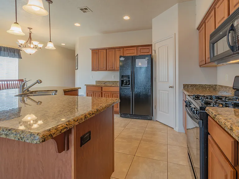 381 N Windsor Dr — Photo 9