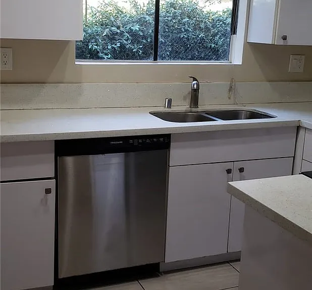415 W Stocker St #102 — Photo 4
