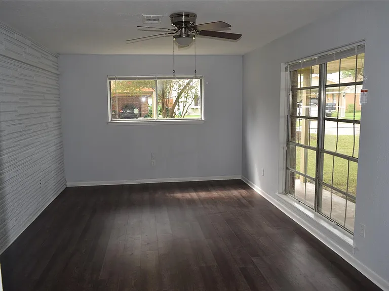 9902 Tolman St — Photo 3