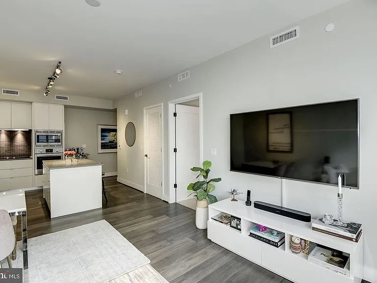1300 4th St SE #703 — Photo 9