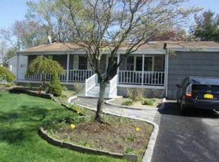 8 Calverton Ct, Calverton, NY 11933