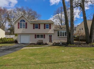 26 Edgewood Dr, Orangeburg, NY 10962