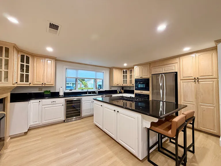 155 Harold Ave — Photo 3