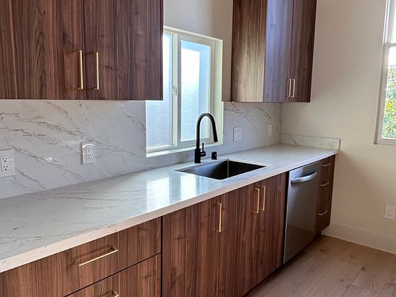 3rd image of 958 Capp St #958