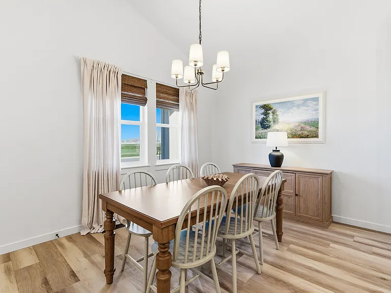 305 E Chevy Dr — Photo 9