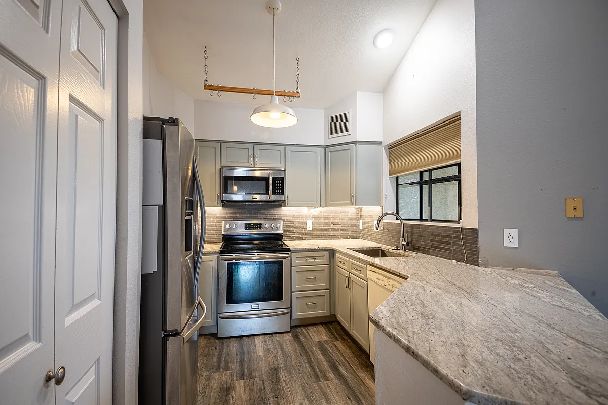 Building Photo - 595 Manhattan Dr #201