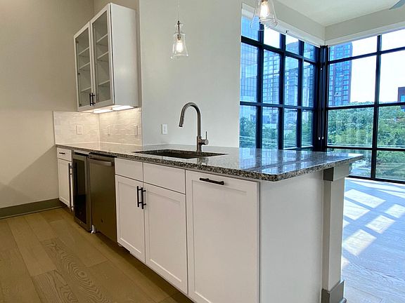 5th image of 3328 Oak Grove Ave #404