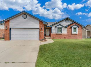 6514 W Briarwood Cir, Wichita, KS 67212