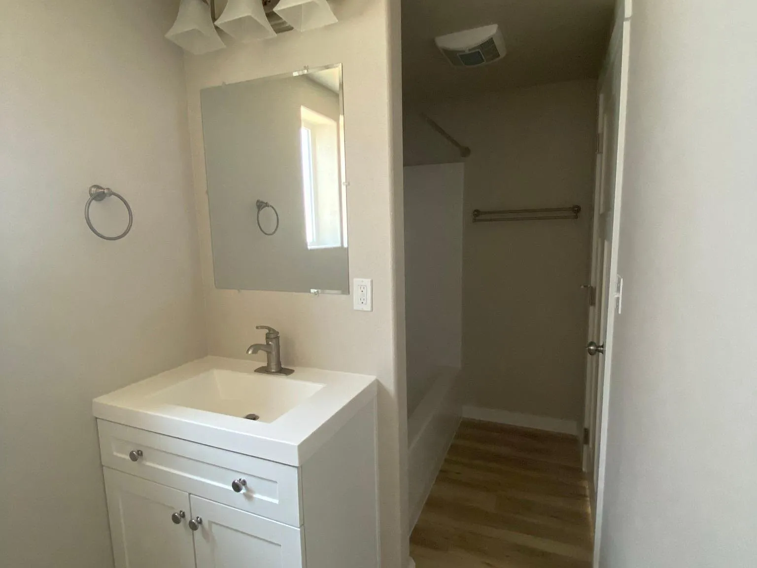 237 E State St — Photo 4