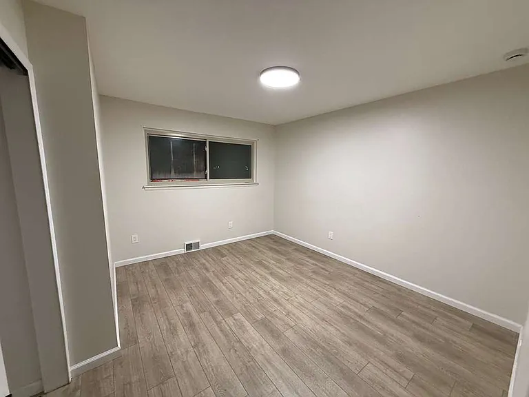 28423 Flanders Ave — Photo 5
