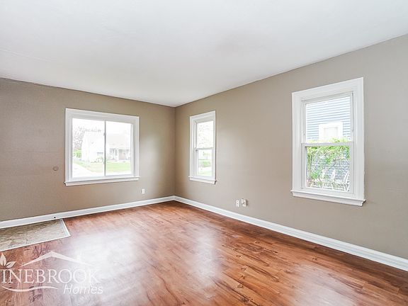 3rd image of 2471 Vendome Dr S