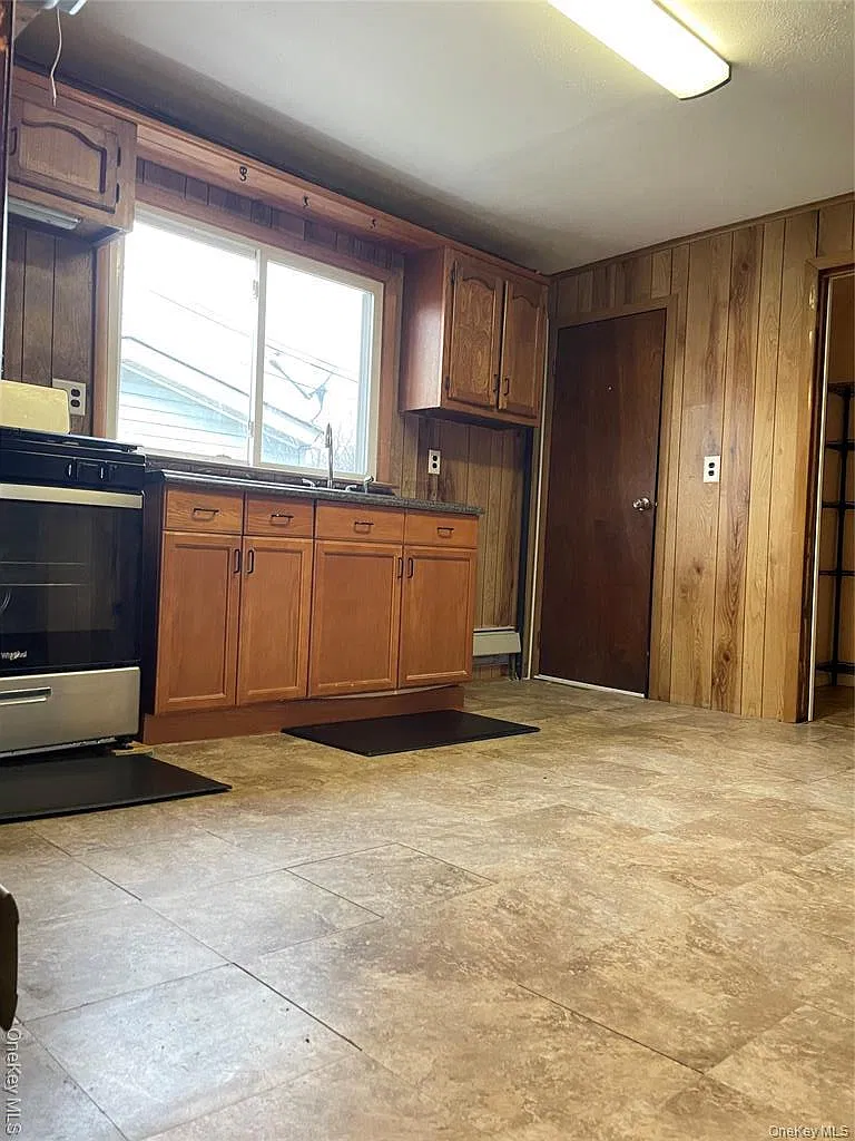 1 bed, 1.0 bath, 1333 sqft, $1,922 — Photo 2