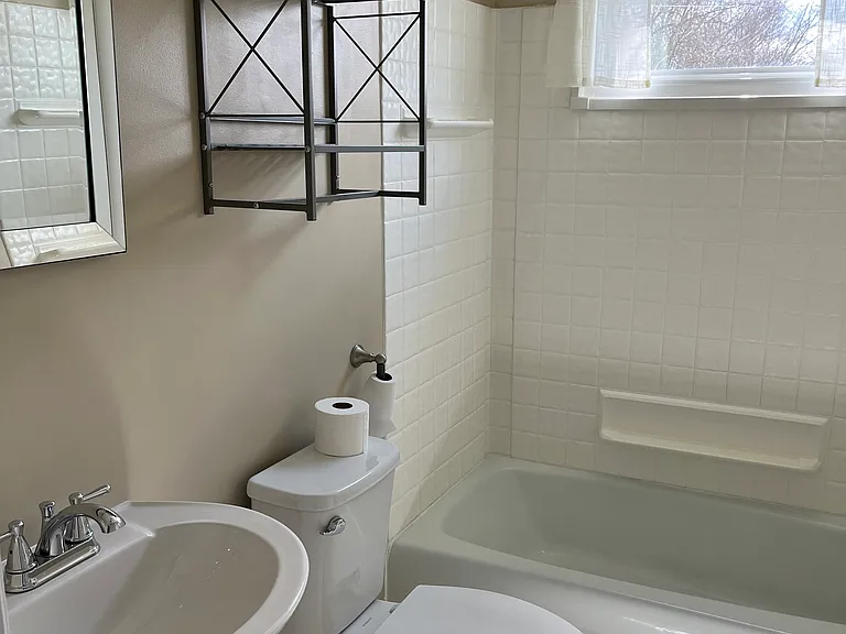 hall bathroom (no furnishing)