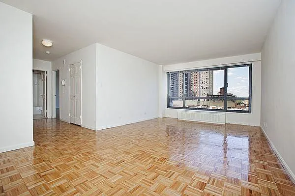 Rented by Siderow Residential Group | media 2