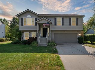 480 Andover Woods Dr, Fenton, MI 48430