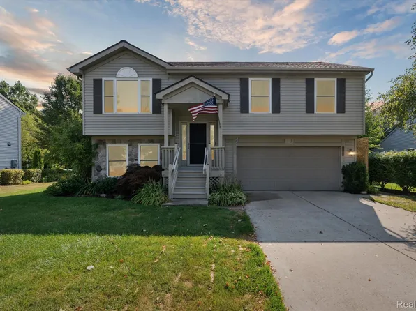 480 Andover Woods Dr, Fenton, MI 48430