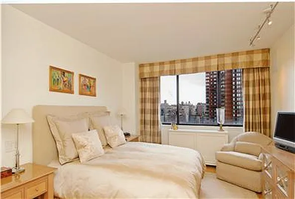Sold by R New York | media 5