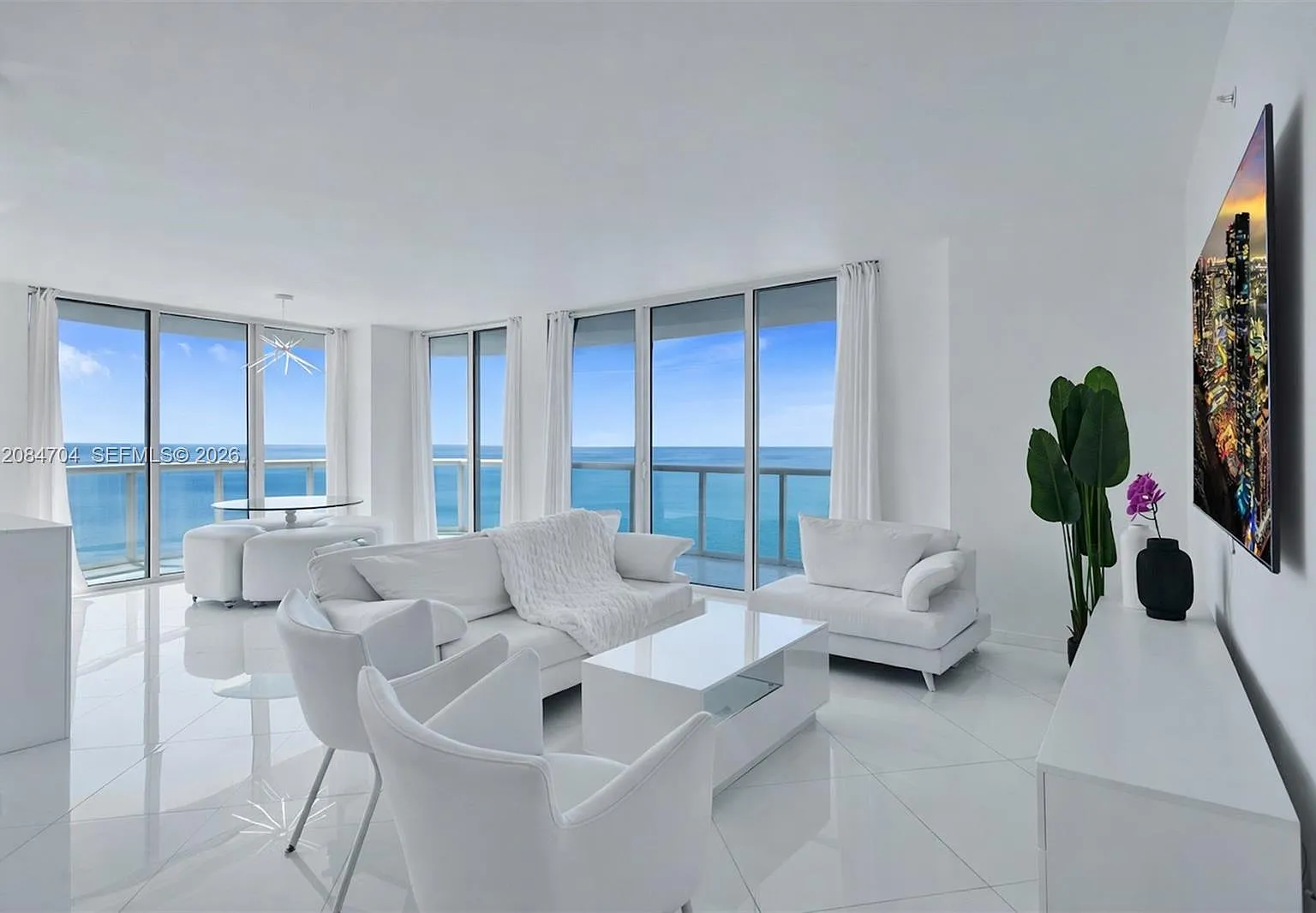 Akoya Condo — Photo 1