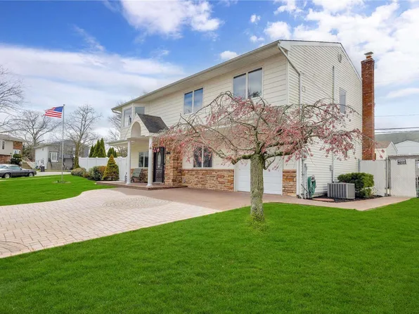 3715 E End, Seaford, NY 11783