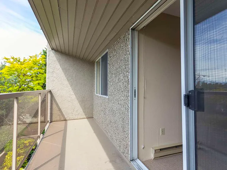 1140 Hillside Ave — Photo 11
