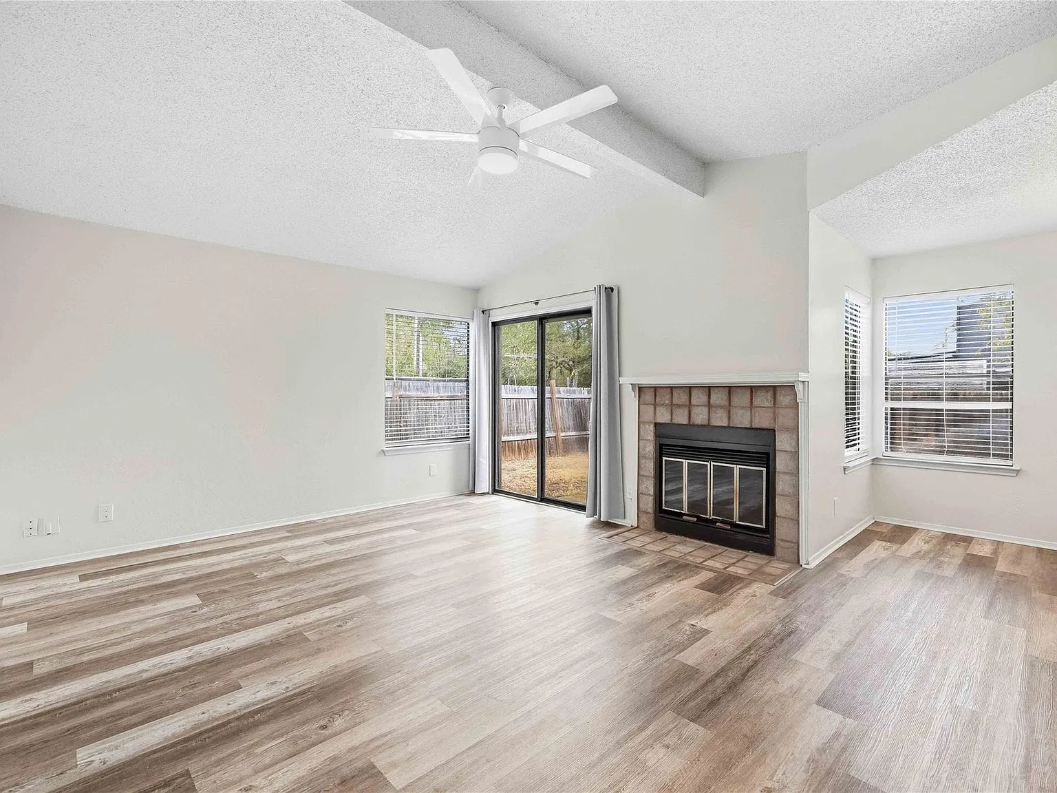 3 bed, 1118 sqft, $2,200 — Photo 4