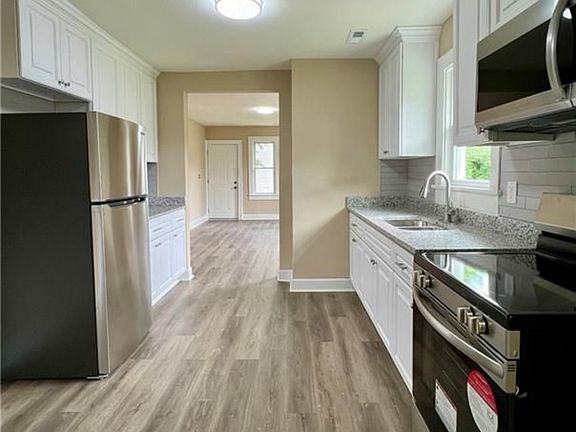 5th image of 415 Brightwood Ave
