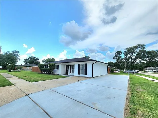 3 bed, 2.0 bath, 1476 sqft, $2,200 — Photo 2