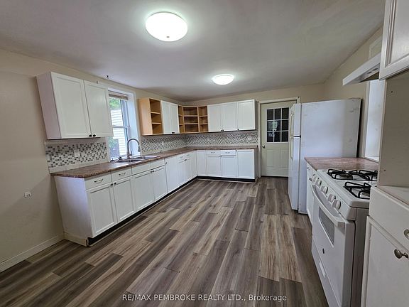 5th image of 459 Somerset St