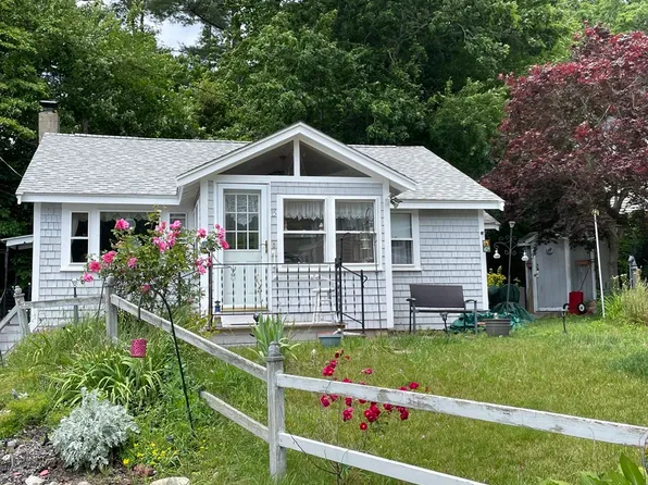 15 Lantern Ln, Halifax, MA 02338