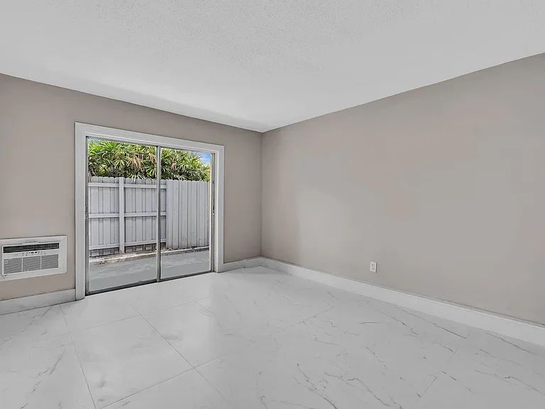 626 SW 14th Ave #102 — Photo 16