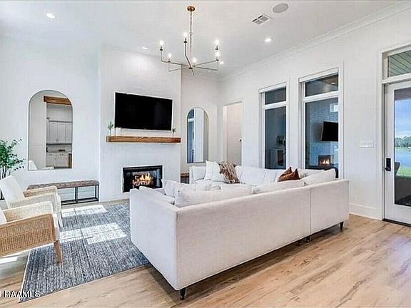 3rd image of 105 Maebeth Ln
