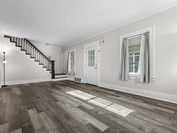3rd image of 716 Washington St