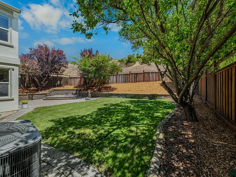 100 Portsmouth Dr — Photo 49