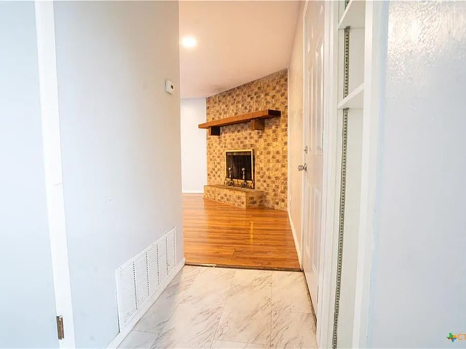 1207 Wales Drive — Photo 2