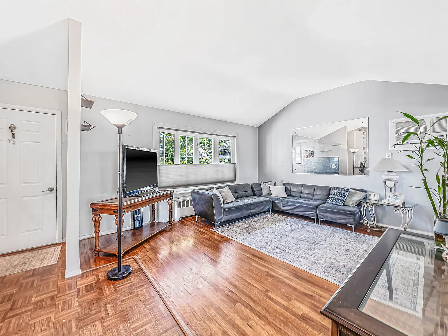 3 bed, 1350 sqft, $3,300 — Photo 1